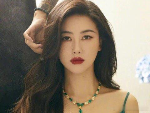 朱珠内娱收藏主理人朱珠独一份的高级美感源自绝佳审美，风情内敛气质醇厚，不追逐流水