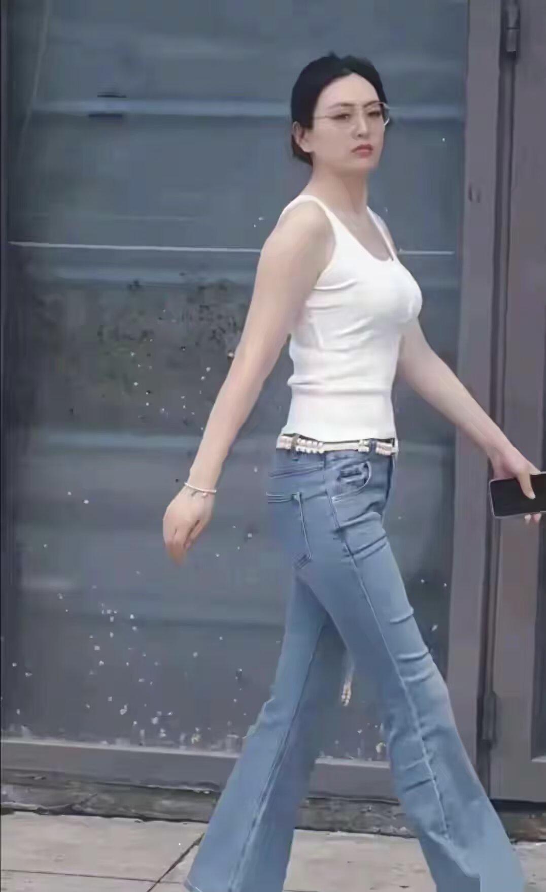 妥协不是软弱是懒得计较坚守不是固执是自带棱角不讨好谁不迁就越界舒服的