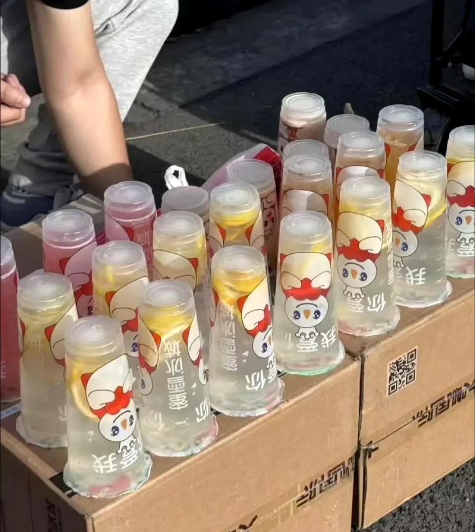 只要脑子好用，处处都是赚钱的机会。一名博主在景区摆摊售卖从蜜雪冰城购买的柠檬水，
