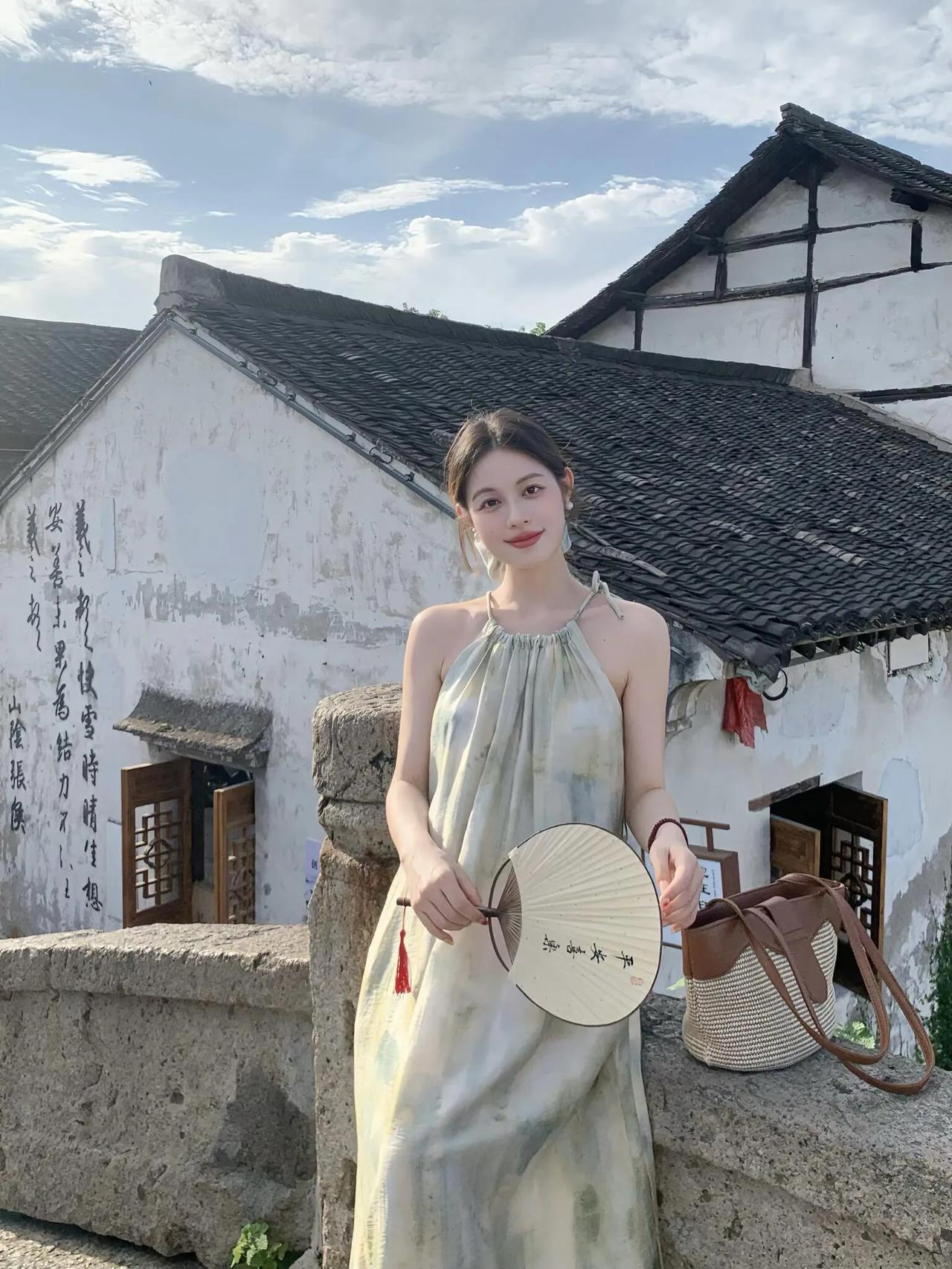 古风少女手持团扇漫步江南古镇古风湖边美女复古风