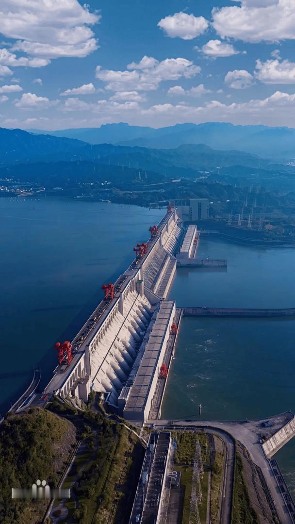 三峡大坝建在宜昌，确实给宜昌带来了前所未有的发展机遇。但国务院移民条例和财政部的