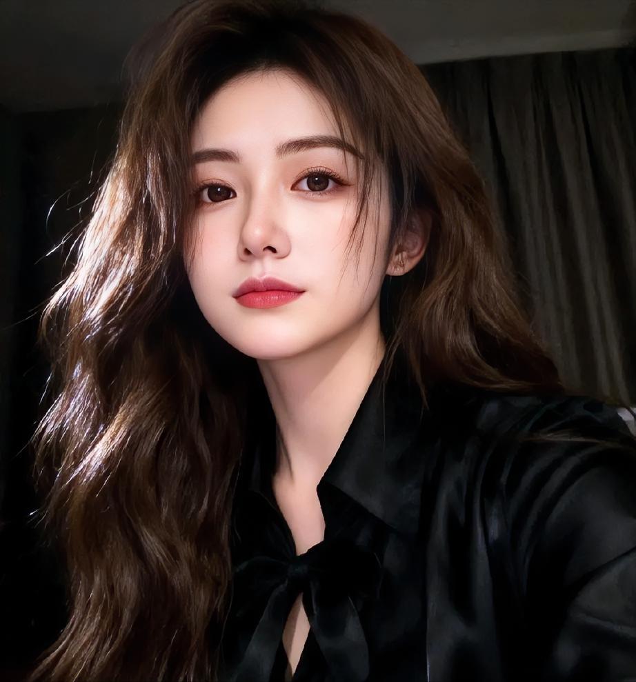 我发现一个挺扎心的现象：很多人一边想靠近有钱人，一边却在用“穷人的方式”跟他