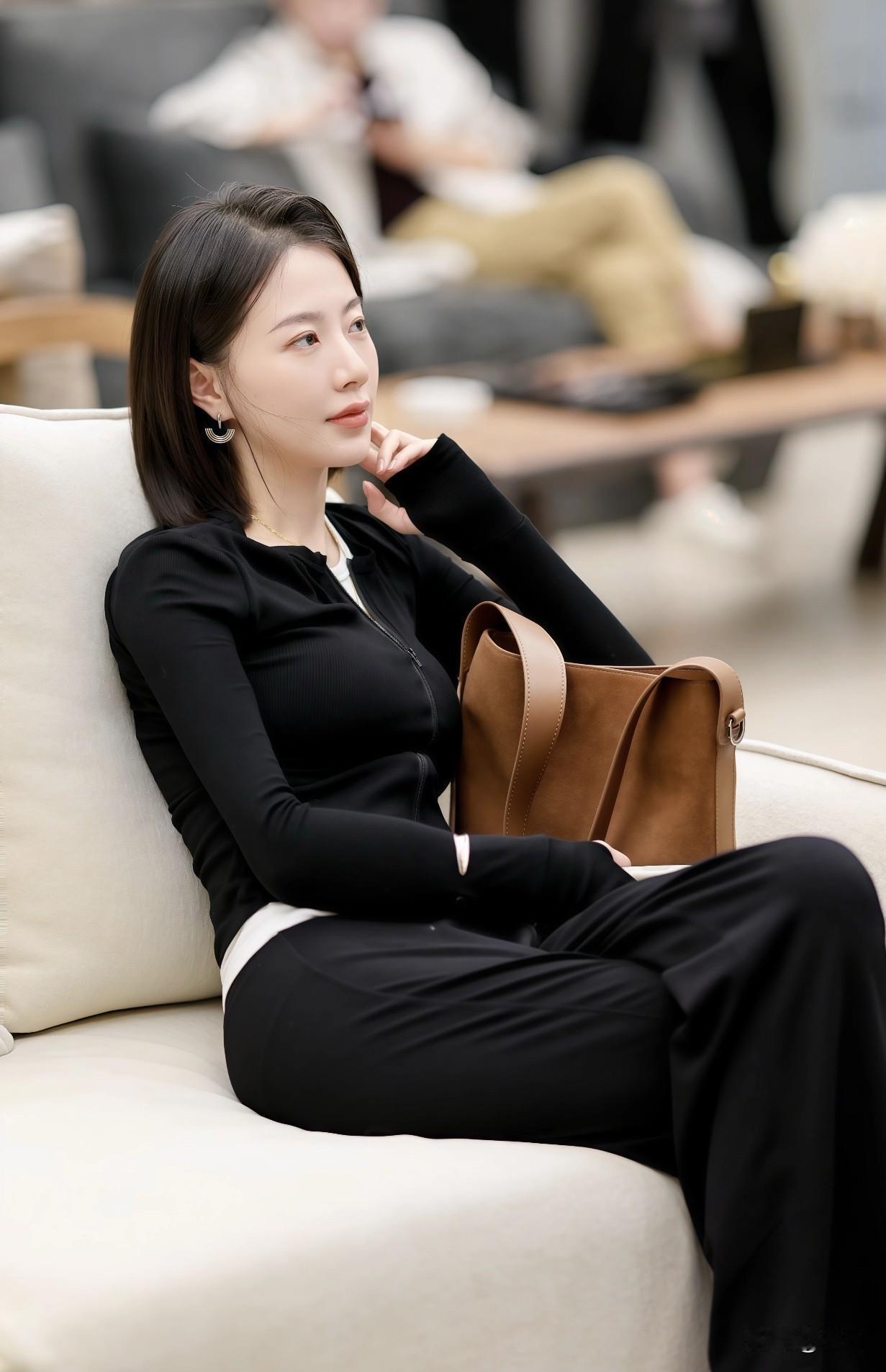 女人气质压倒一切,你赞同吗?有气质的女人能给周围人带来积极的影响。