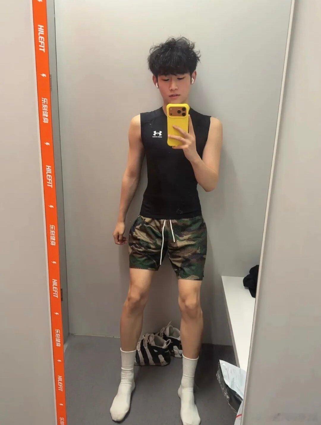 可爱类型的弟弟蛮好的吧体育生