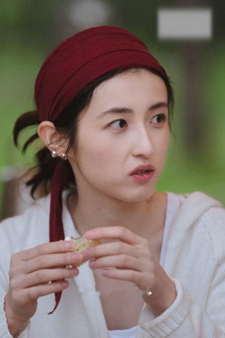 娜娜子枫新综艺神仙搭子就是岁岁年年的双向陪伴。欧阳娜娜和张子枫一起奔赴郊外，偶