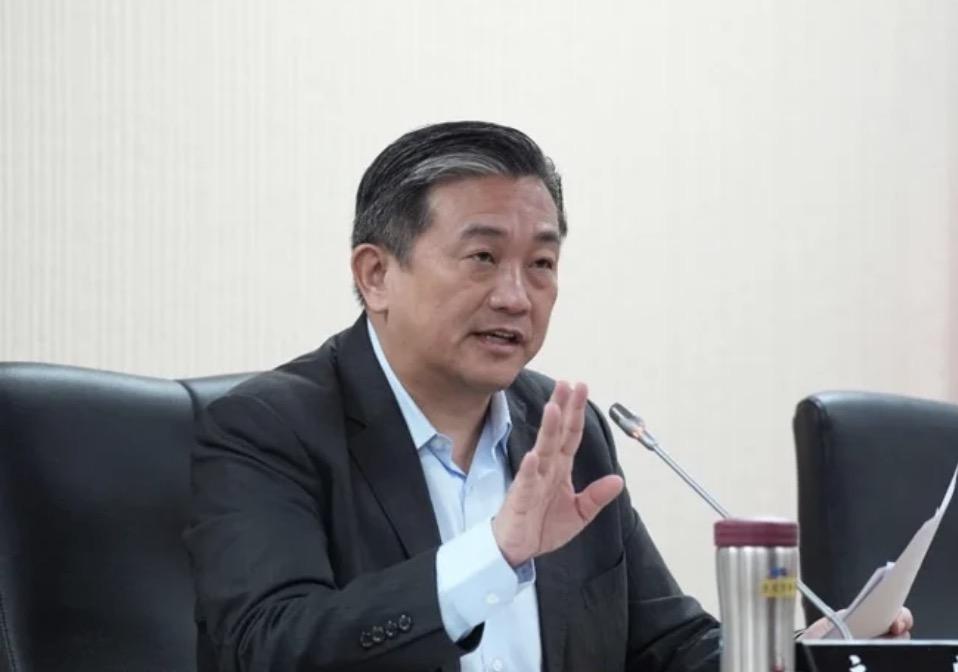 民进党立委王定宇，今（27日)晚间在脸书发文妄称，“蓝白红”再怎么说，都无法遮掩