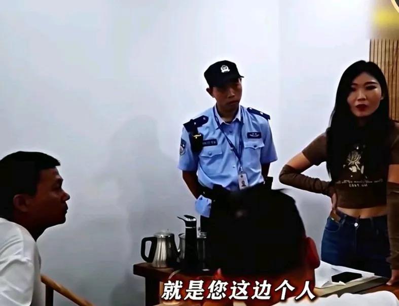男子报警说有人想抢他老婆，警察来了，男子说另一个男人在路上看到他老婆属于一见钟情