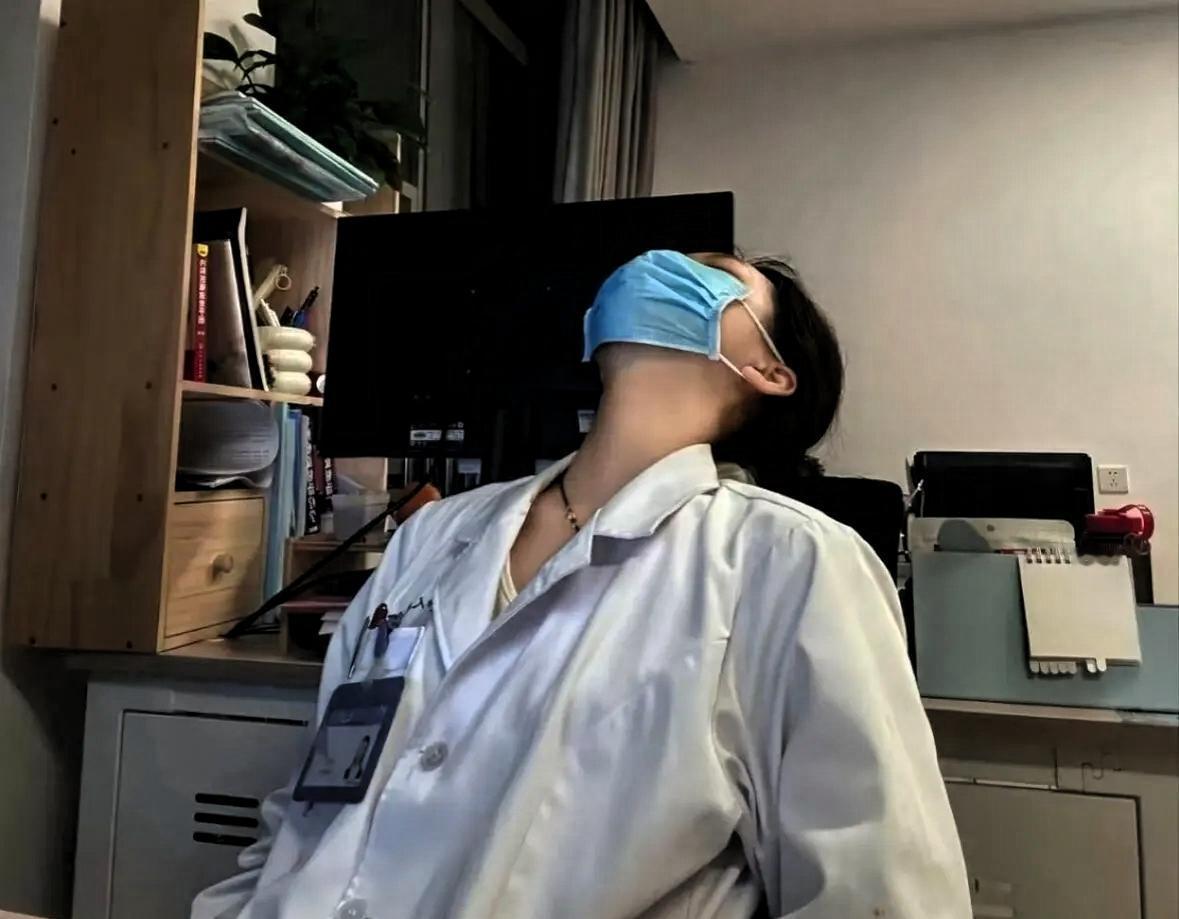 山东一位高龄产妇在麻醉3分钟后出现嘴唇发紫和心脏停跳，最终大人和小孩都没保住，这