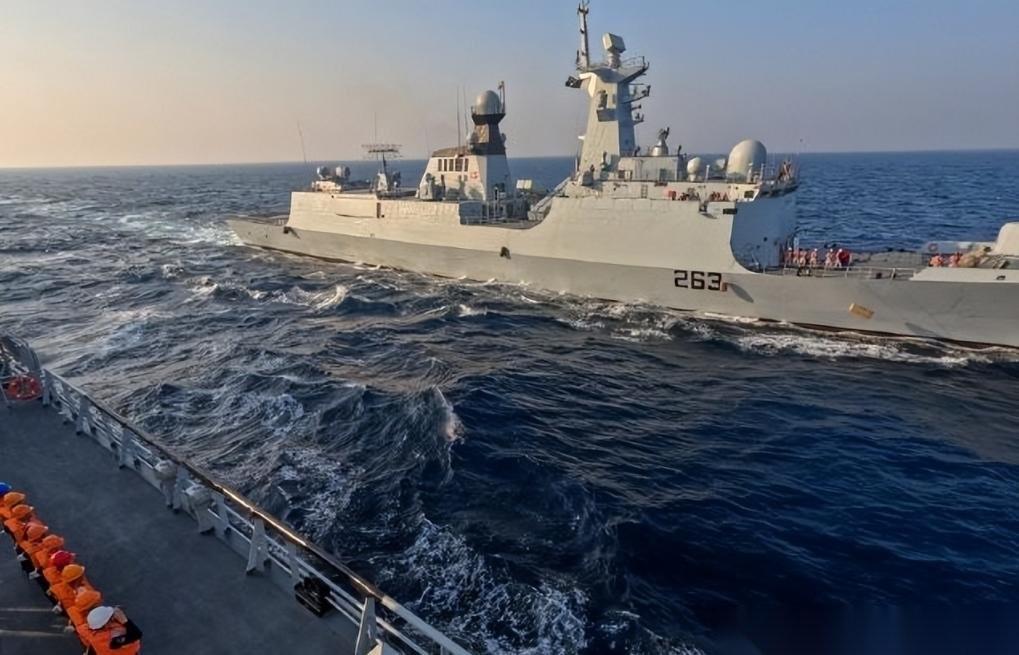 美伊打得昏天黑地，全世界都盯着航母导弹，没人注意一艘4000吨中国护卫舰在霍尔木