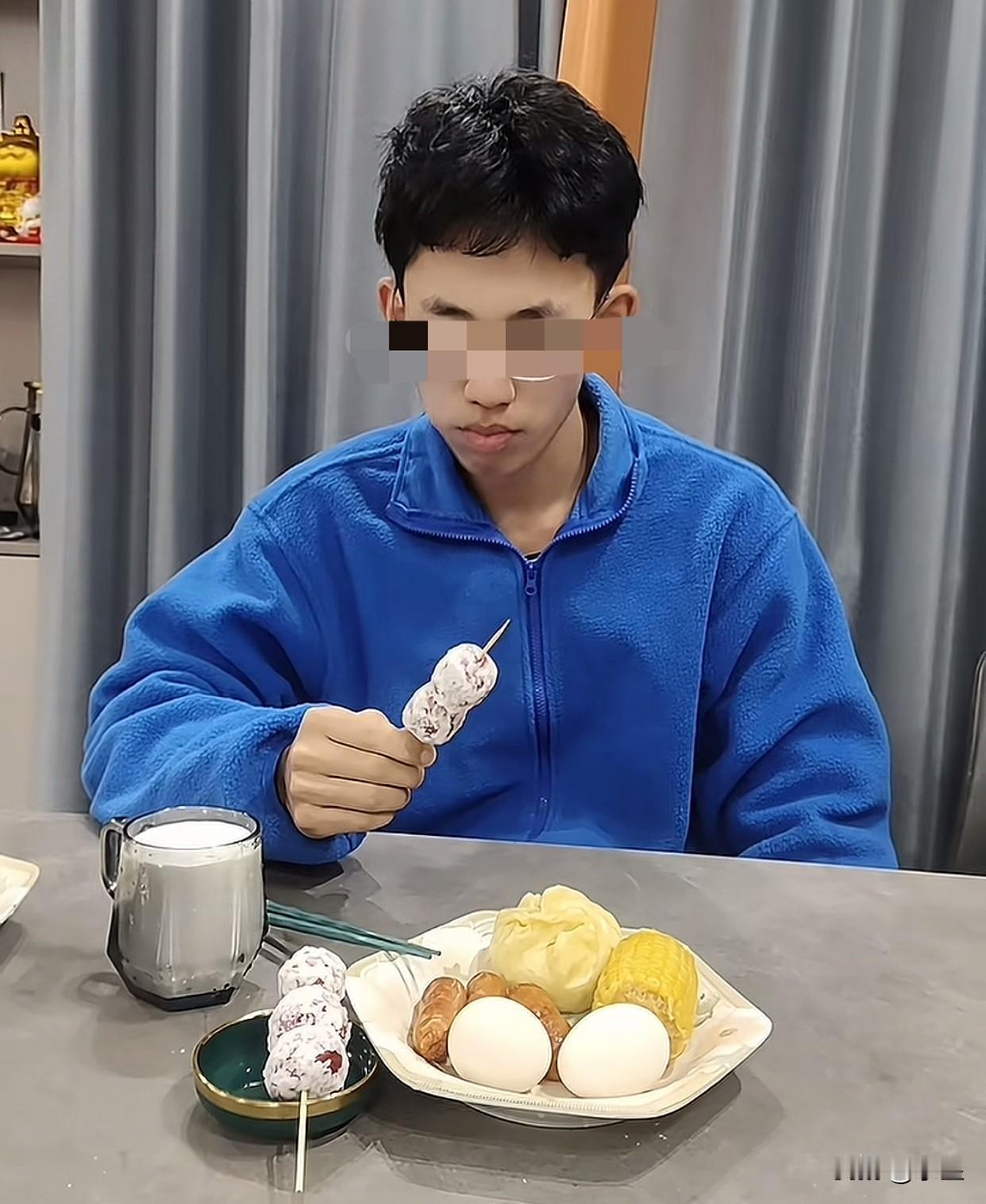 最近总刷到一位叫丽萍的博主她给自己儿子做的早餐每次看都笑的肝儿疼[笑着哭]为