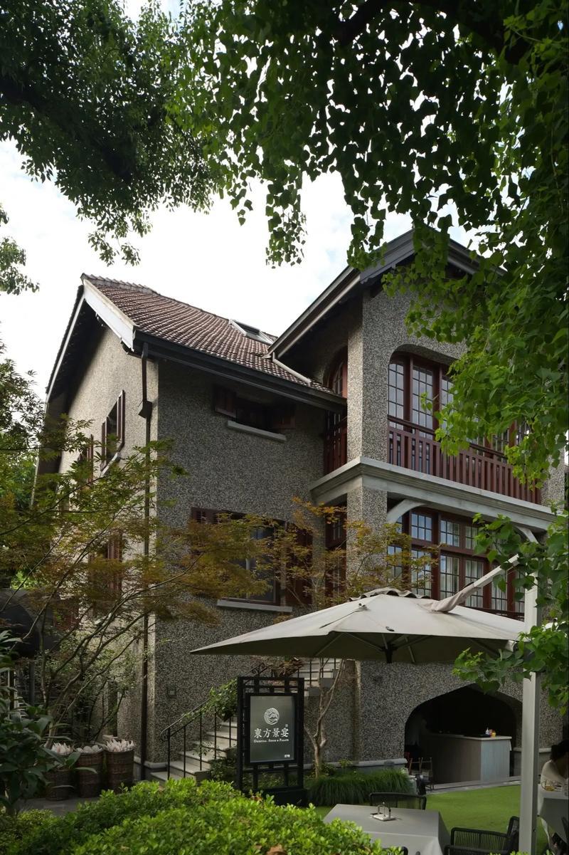 说上海人看外省人都是乡下人确实是不假，比如杭州人对比上海也自认是土，西湖更一向被