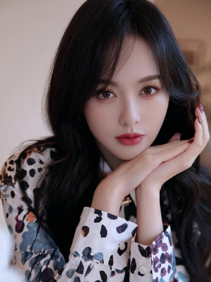 奉劝大家不要被唐嫣骗了，她可不是傻白甜，实际上她的生活和我们想象的不一样，罗晋说