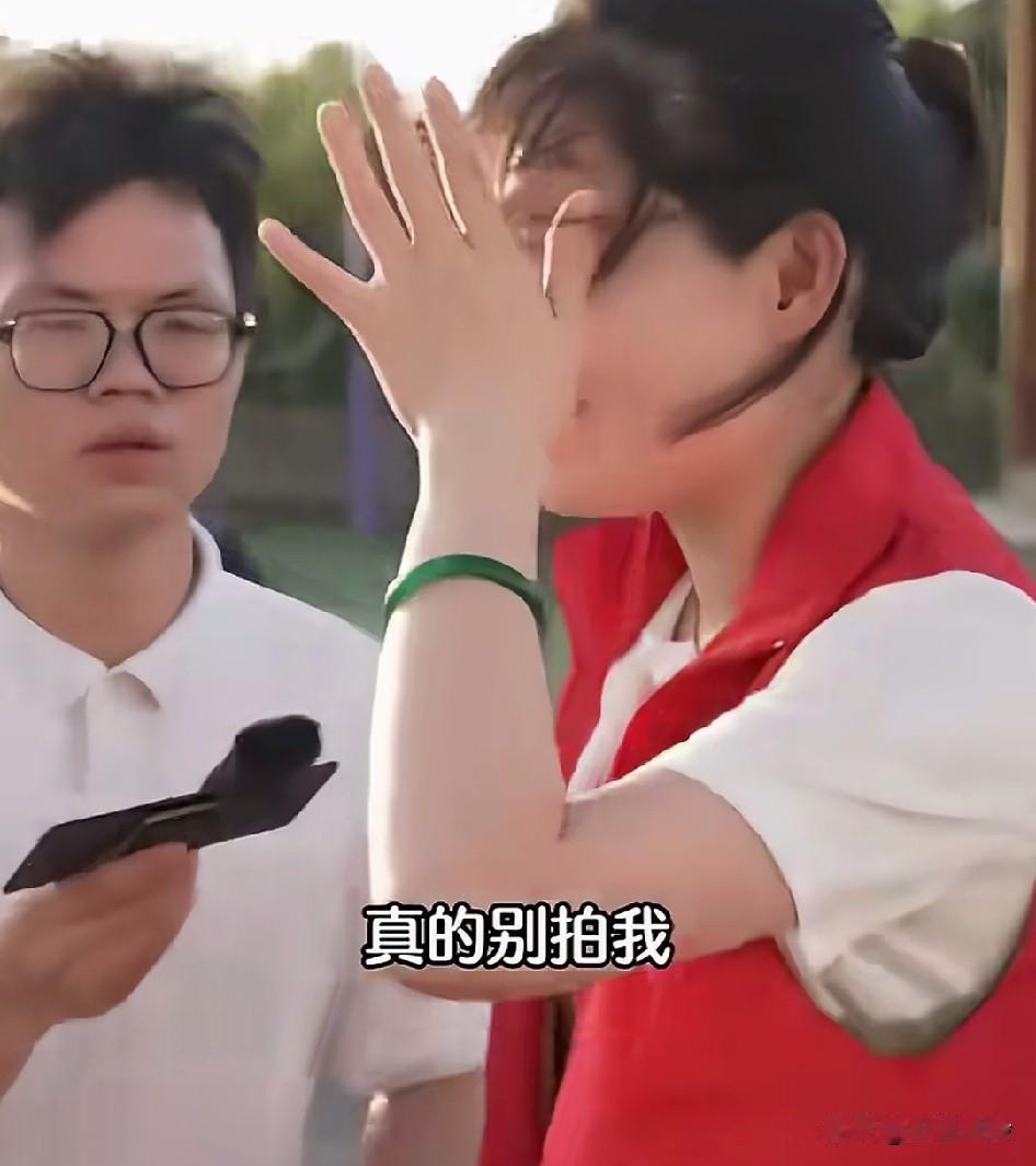 记者遇到一位镇干部，她全程挡脸“你别拍我，这样很像作秀哎！”，我们现在基本上在做