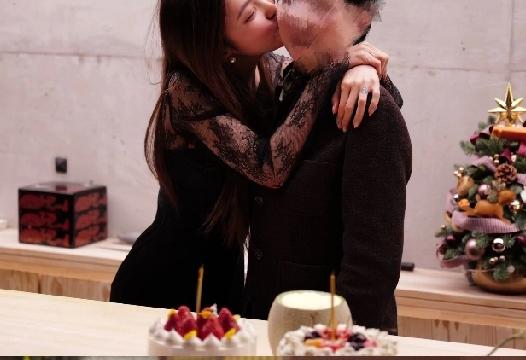 周扬青妈妈生日，一家人齐聚吃高级日料。12月7日，周扬青发文祝贺妈妈生日，这是周