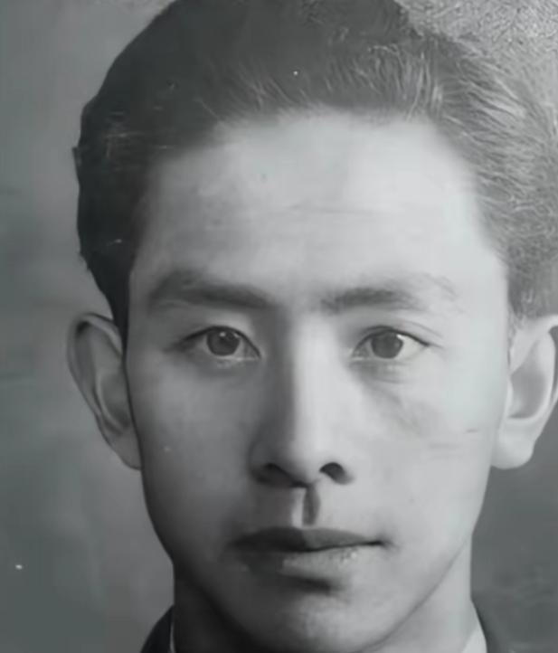 1948年，一位共产党员被捕，为了保命，他主动交代了一份12人的名单。特务们大喜