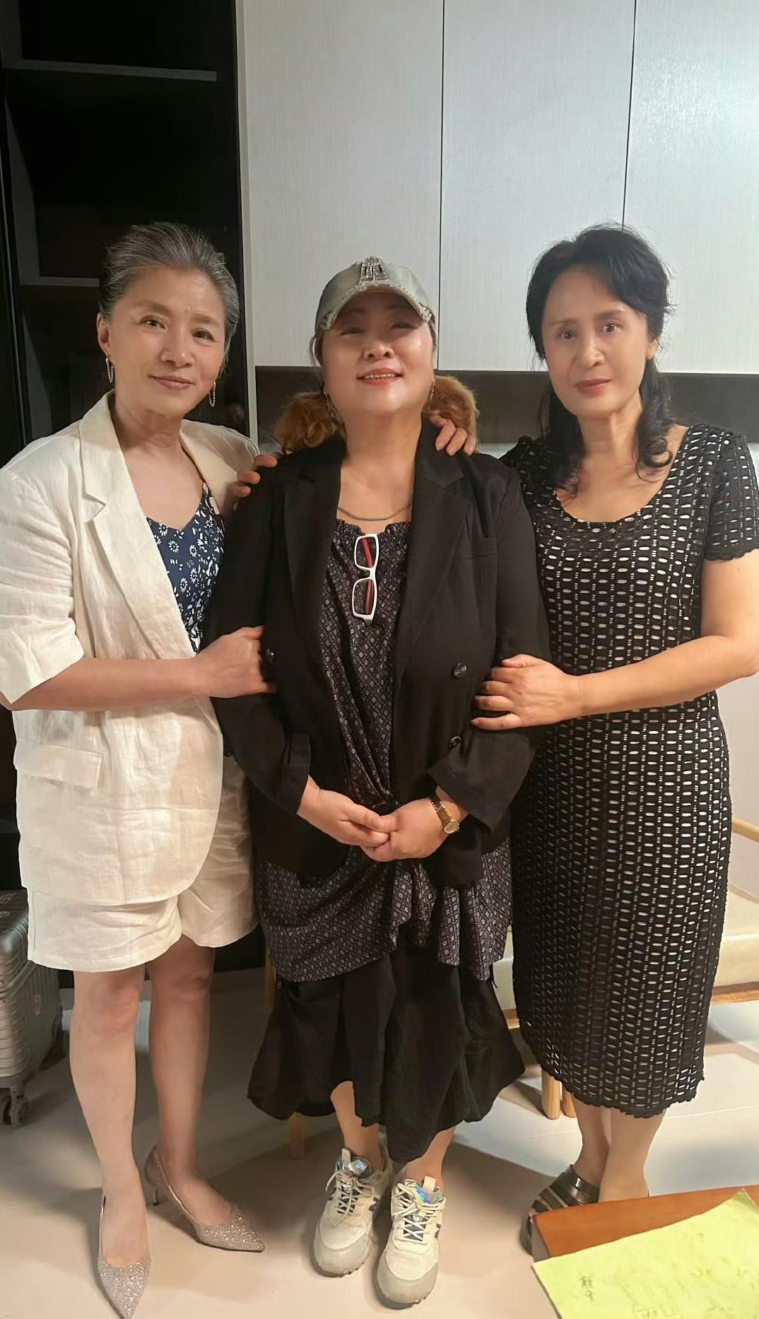 哇！生万物主演合影！迟蓬老师还是那么和蔼可亲，端庄大气！其他的几位不认识。