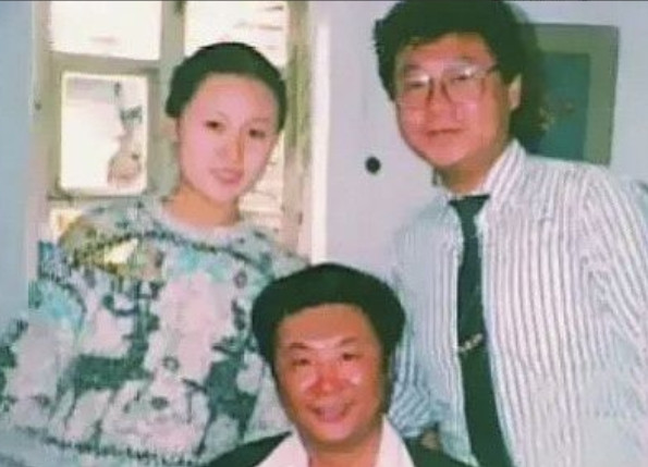 1988年，范伟和一个小护士去相亲，女方一言不发，筷子一下也没动，范伟一看又黄了