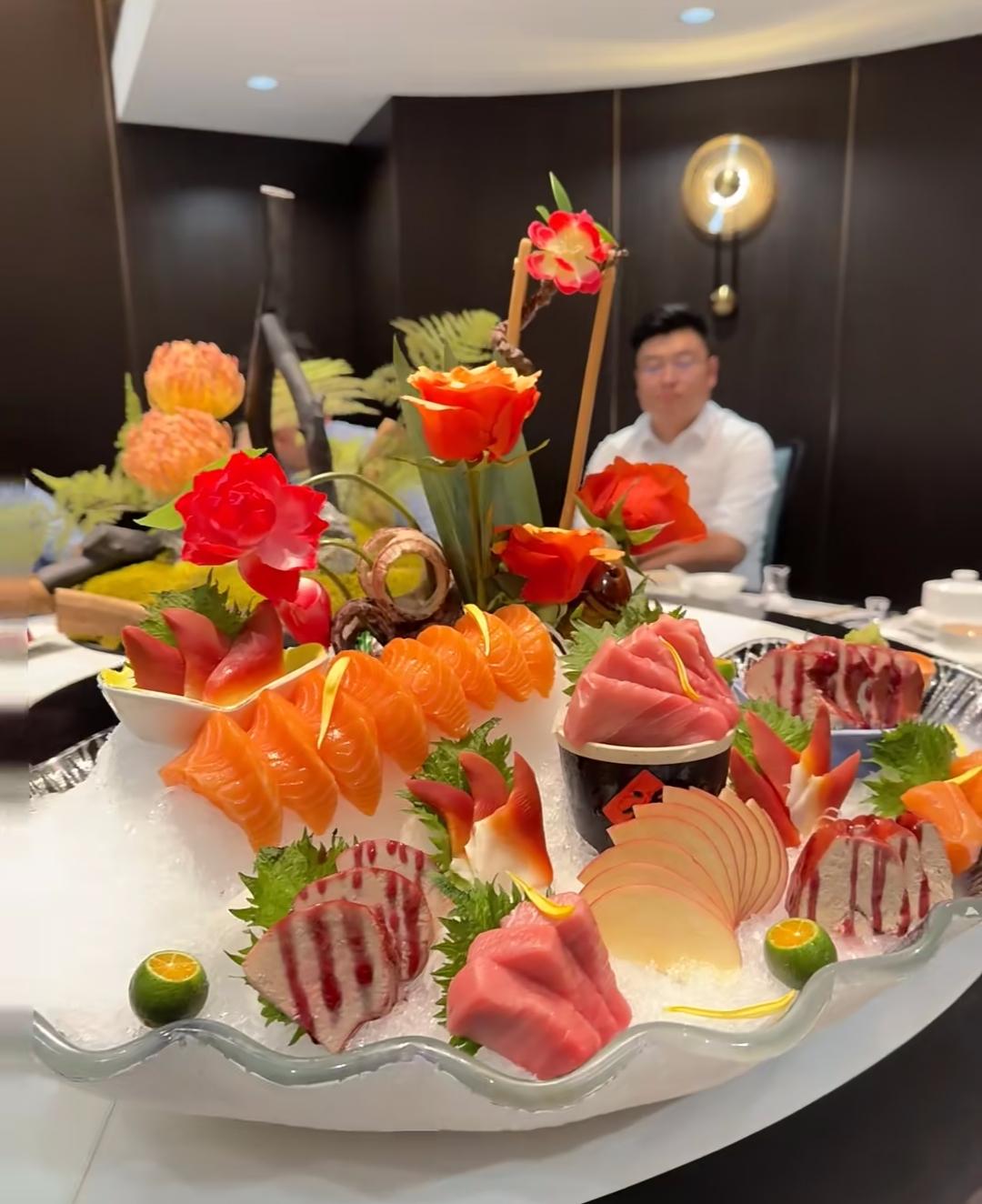 一个同事辞职了，说晚上请大家吃个饭，我们办公室20个人全去了，大家差不多点了80