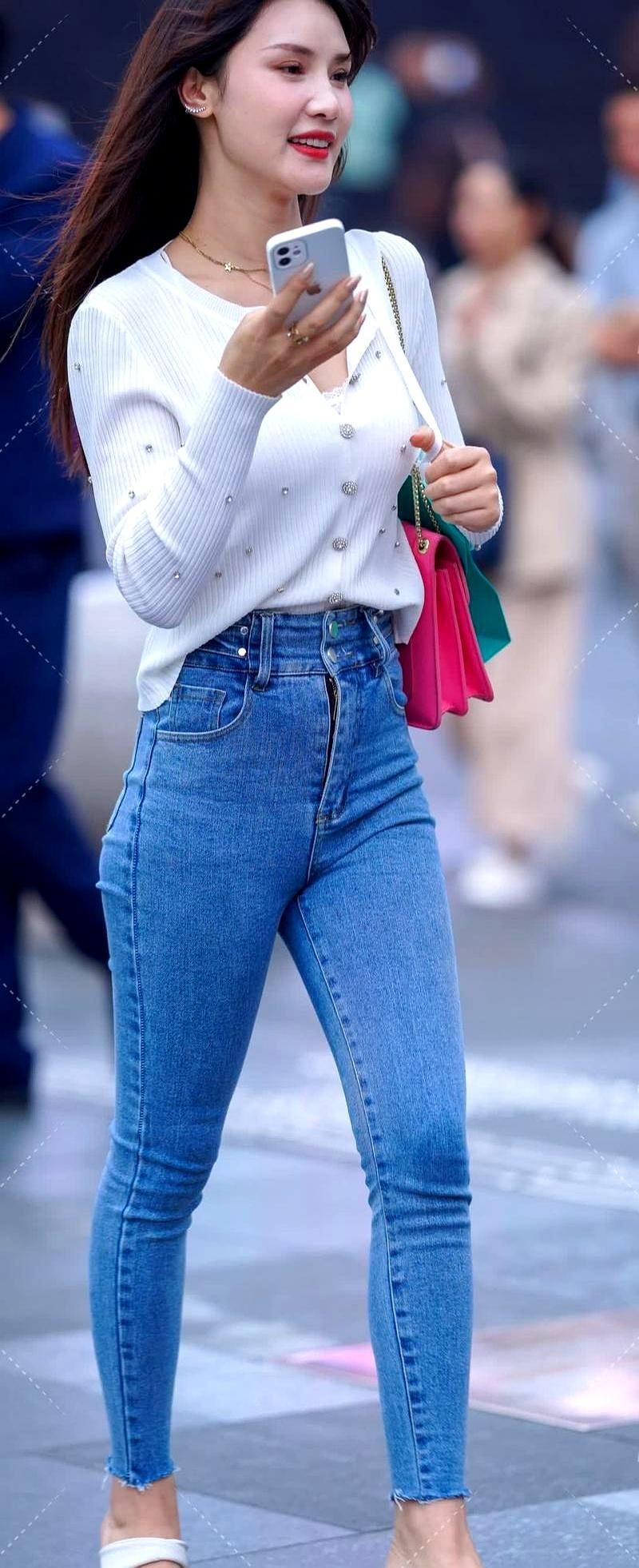 爱上甜酷风穿搭洗白高腰小脚牛仔裤配零星镶钻针织衫这组合，简直yyds！硬
