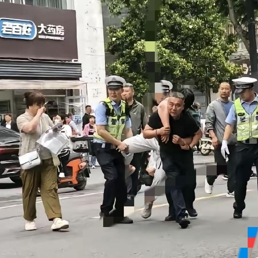 高个子考生考前紧张腿软，父亲背进考场，一幕又好笑又心疼考生太紧张，腿软走不
