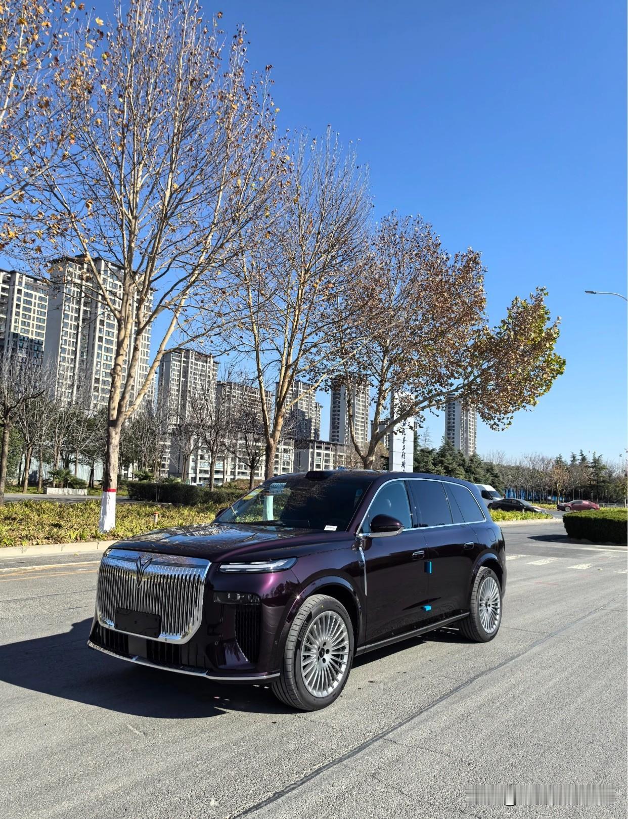 单位同事，家里条件挺好，原本一门心思想买路虎揽胜。后来觉得那车太大太“汉子”