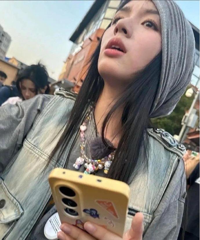 周也的五官虽不显大气，却有着独特的立体感，即便淡妆示人，也自有一番清新迷人韵味。