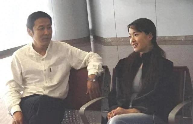 风流浪姐左小青现形记，人前正经人后疯狂体操队退役转行拍戏。一拍就红。红得发紫