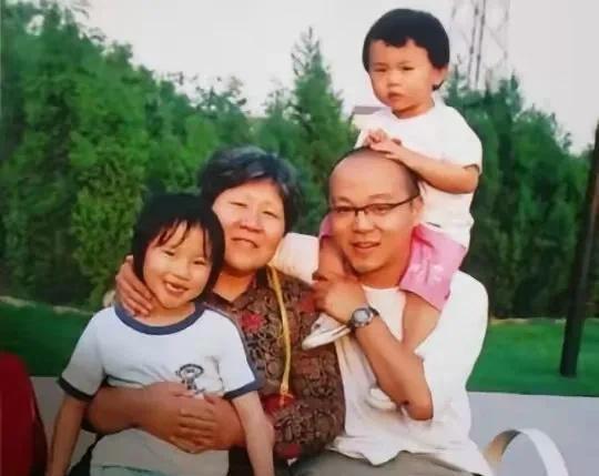 窦靖童这姑娘是真不错啊！一点不端着，特实在，心眼还好。跟奶奶、爸妈、姑姑处得