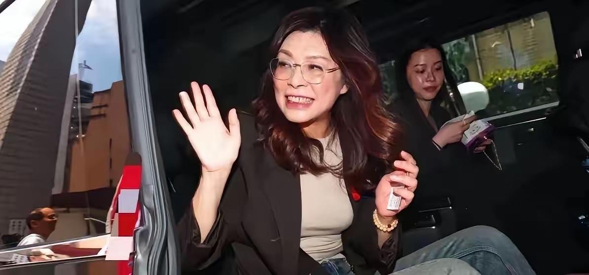郑女士落地洛杉矶后，没有前呼后拥、众星捧月的排场。飞机落地，舱门打开，郑女士