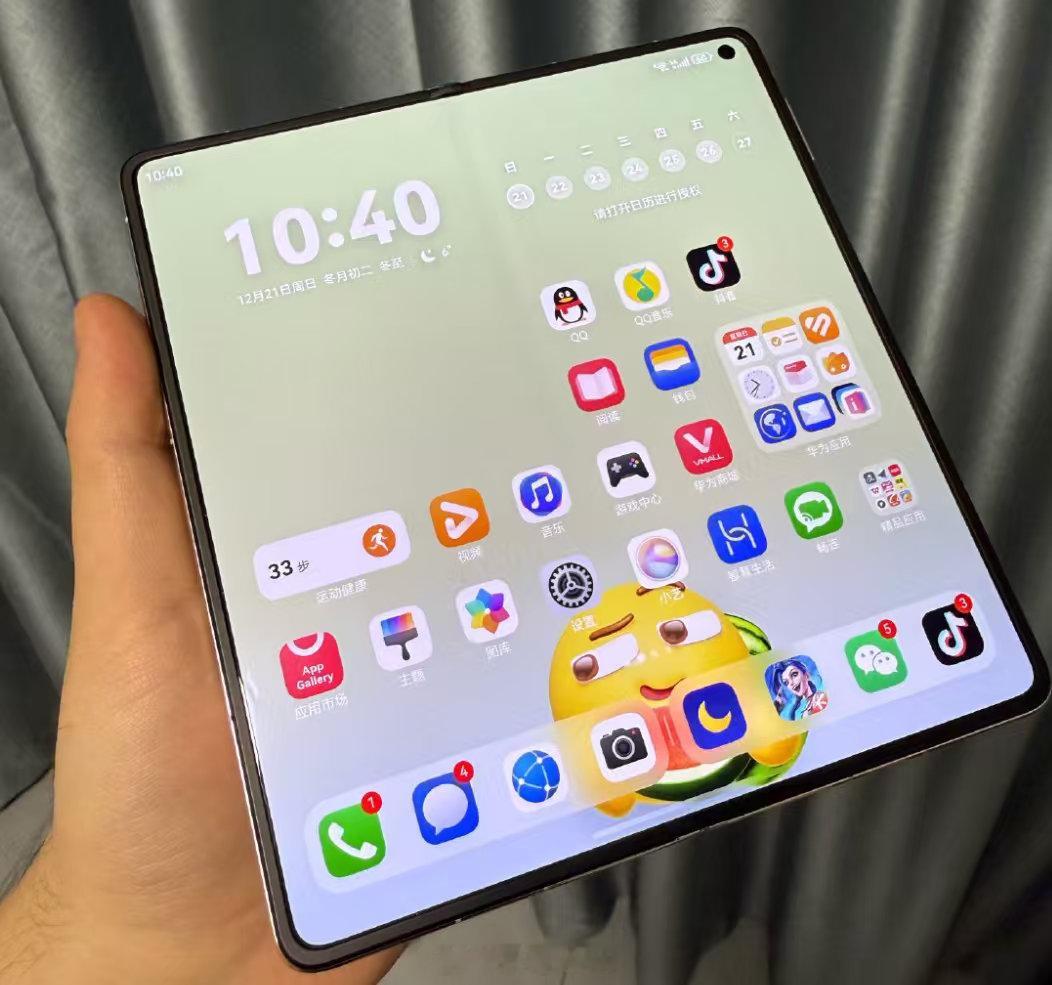 刚摸了下华为MateX7，折叠起来居然和常规旗舰差不多厚，展开堪比平板…这进度