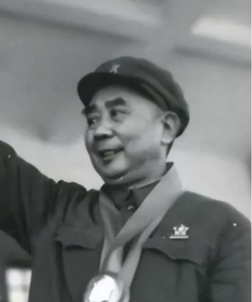 1970年，王自正持枪冲进了军区政委的卧室，政委连忙呼叫警卫员，谁知，2个警卫员