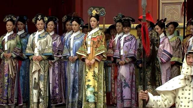 陈建斌当着媒体面说蒋欣妆显老，蒋欣眼皮没抬：“为了配你。”全场安静。这嘴，比华妃还狠。可这女人当初根