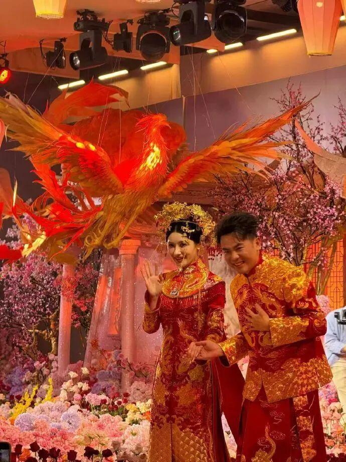 霸王茶姬创始人张俊杰于12月15日大婚。婚礼现场采用中式风格，新人礼服华美。现场