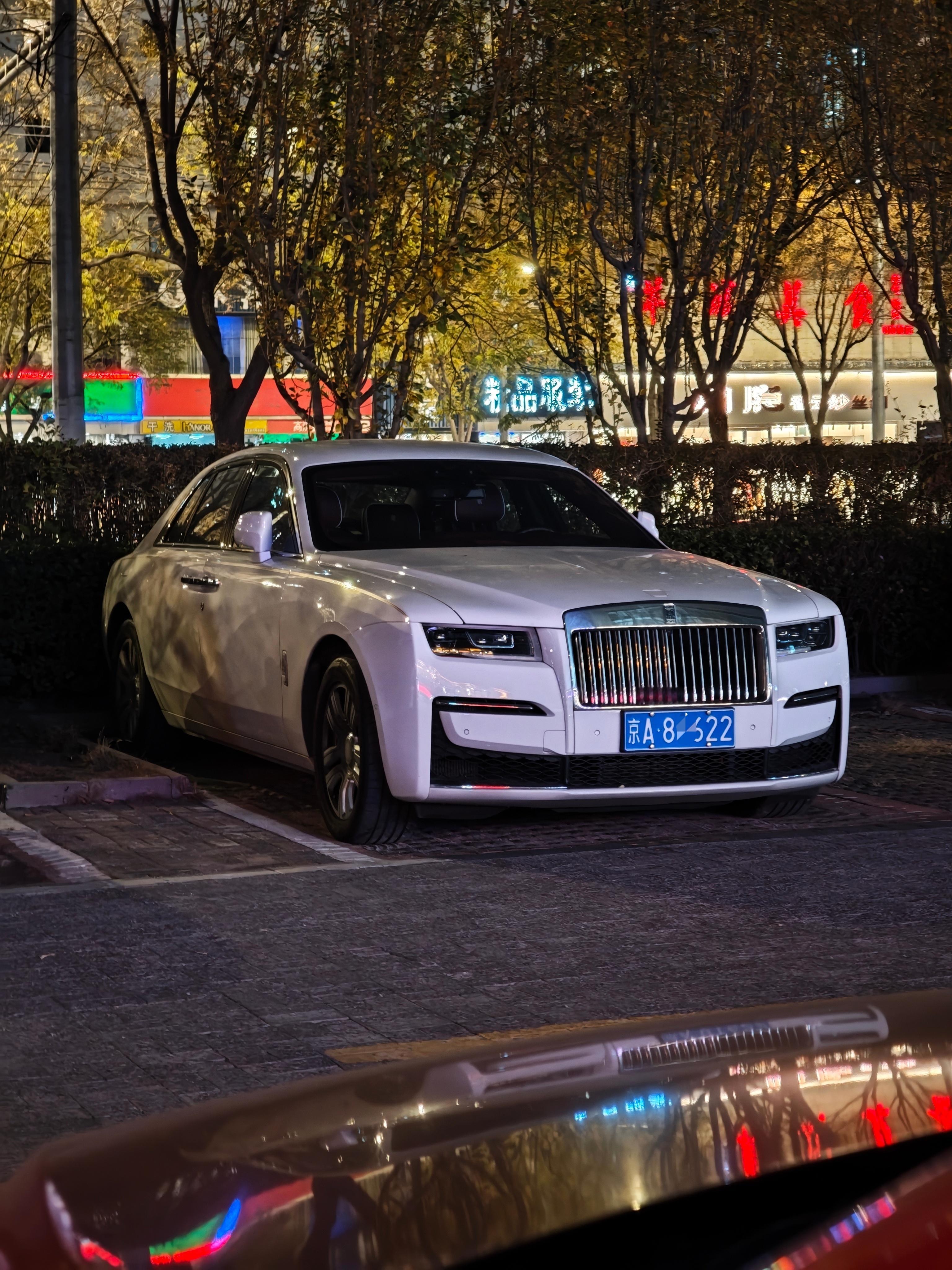 虽然现在各种国产劳斯很多了，但原创的那种和谐与威严还是观感最舒服的~