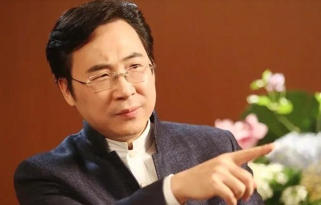 1989年，在上音的食堂里，钢琴系的一个漂亮女孩指着打扮寒酸的瘦弱男孩问打菜阿姨