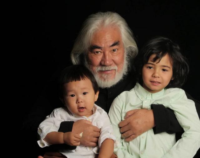 果然谁生的孩子像谁，一家人合影，除了混血儿长得不像张纪中，其他两个孩子一看就是张