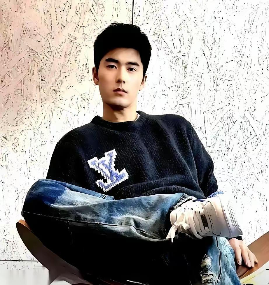 “三百万买不走公道”，这话比任何热搜都戳人。男演员刘奕畅拿酒瓶砸向军人头颅时，大