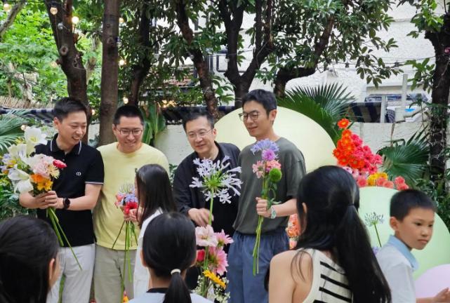 朱亚文夫妇与友人一起为女儿庆生，夫妻俩合照不像是同龄人，老婆疑似因为电影角色剃光