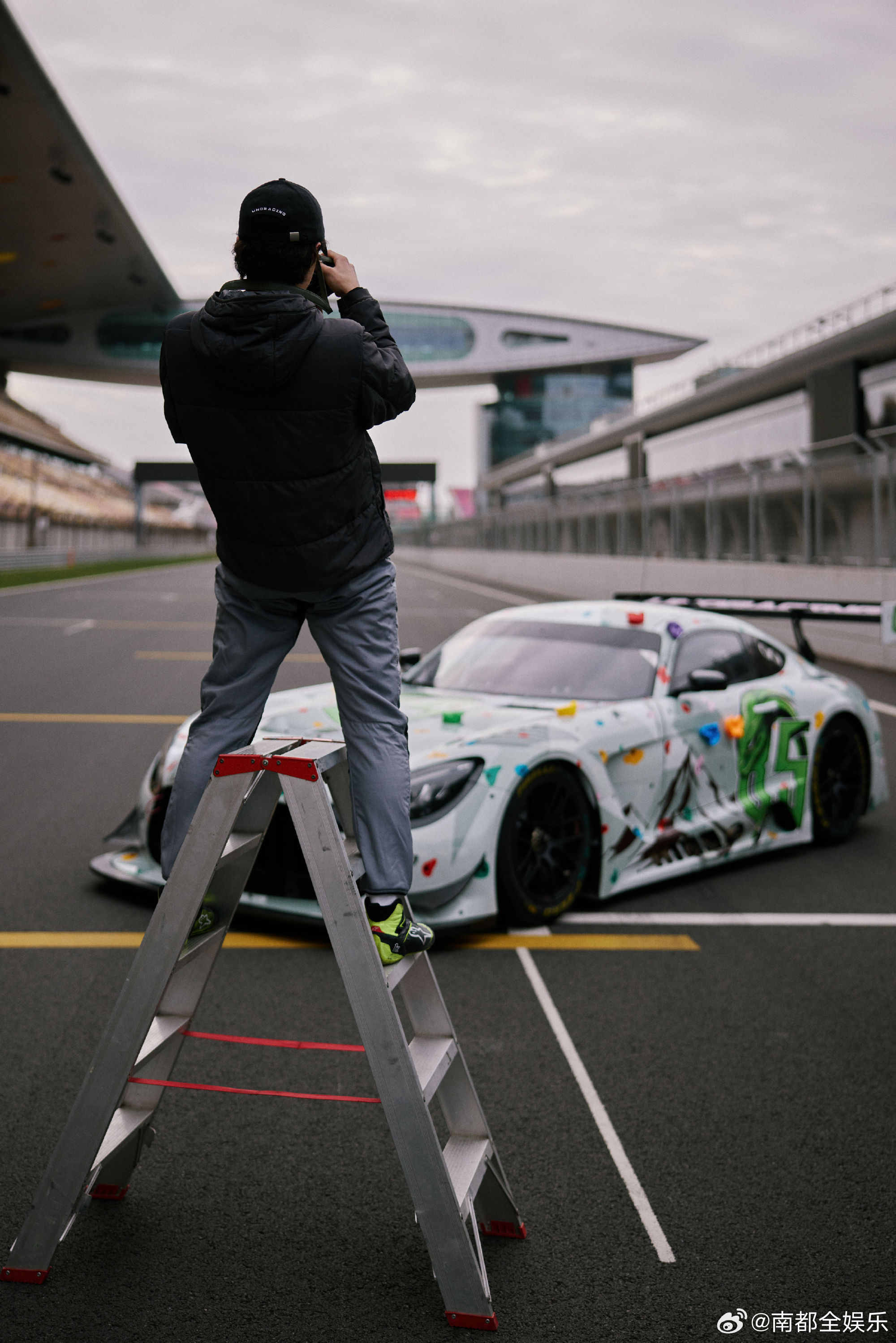 王一博一生要出片的中国男人近日，王一博工作室晒出王一博的练车plog，并配文：