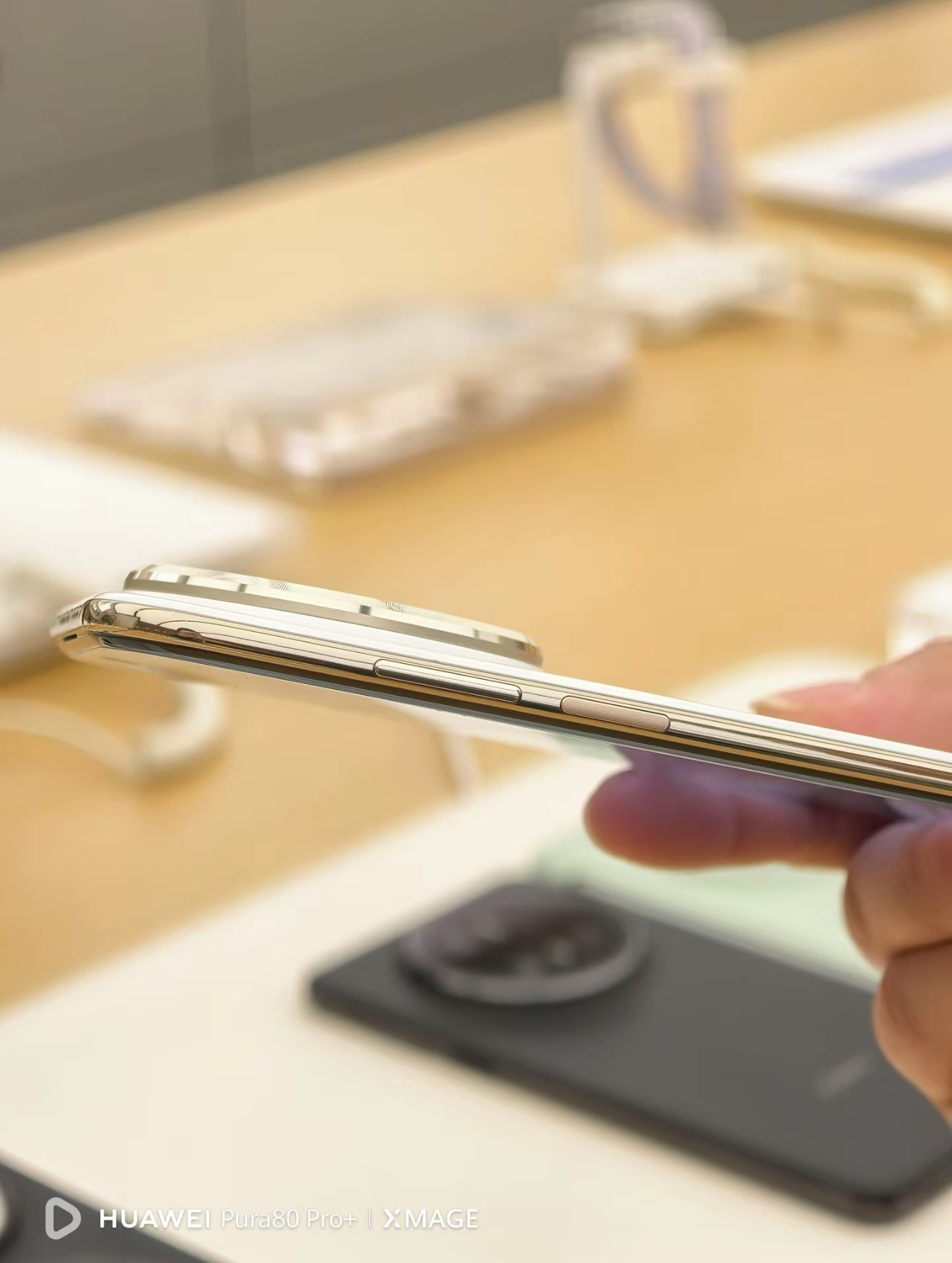 华为Mate大屏手机回归主要特点轻、薄、价格合适。轻薄不牺牲续航，鸿蒙系统流畅顺