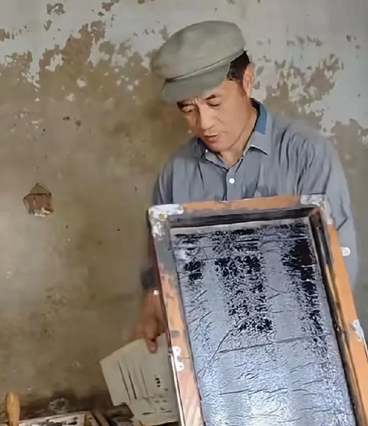 用过油墨试卷的人应该是50岁以上的人了，00后的人估计连见都没见过。那个时候还没