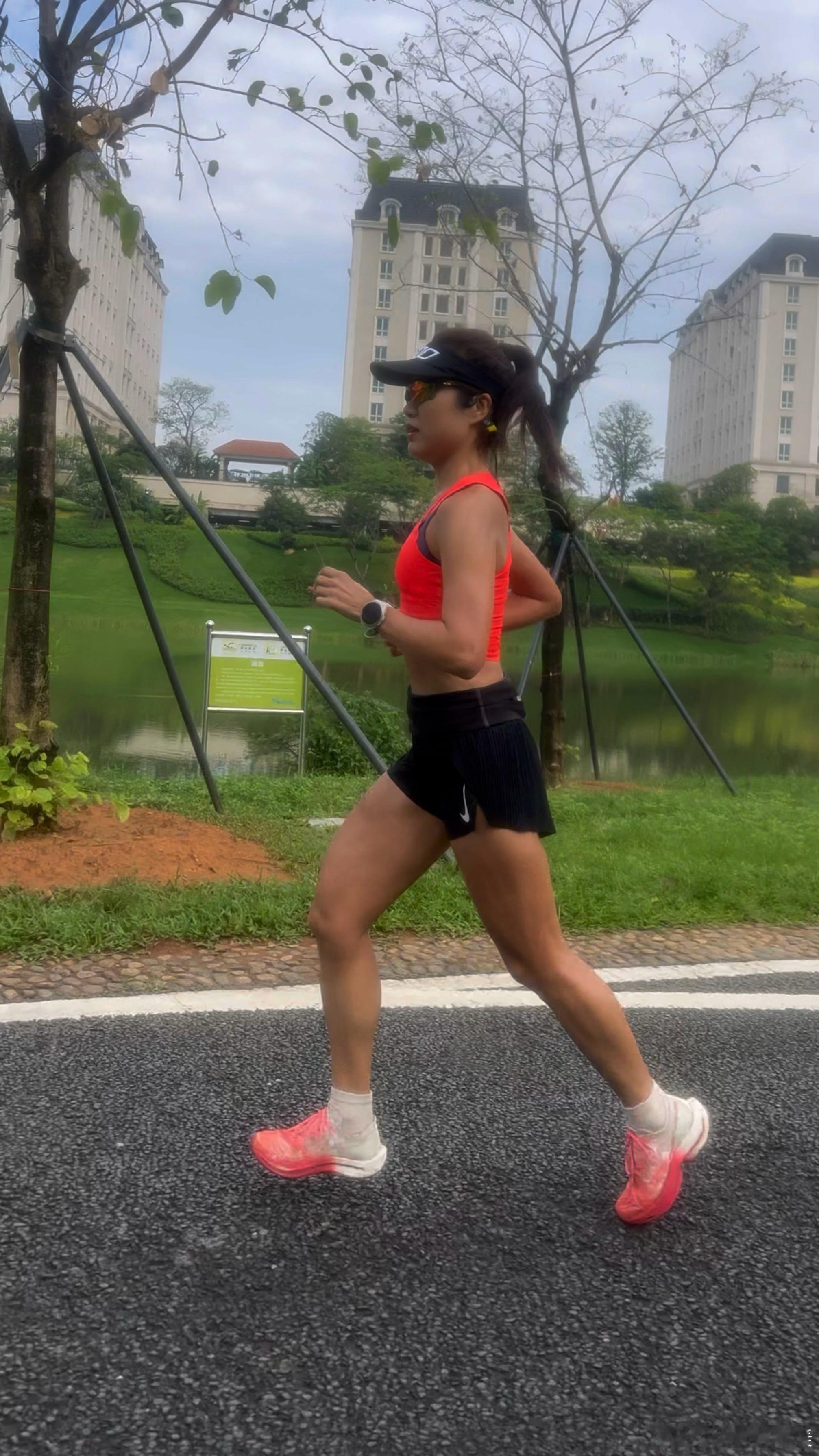时常有朋友问：你是怎么坚持跑步数年的？我想说：人总要热爱点什么，热爱可抵岁月漫长