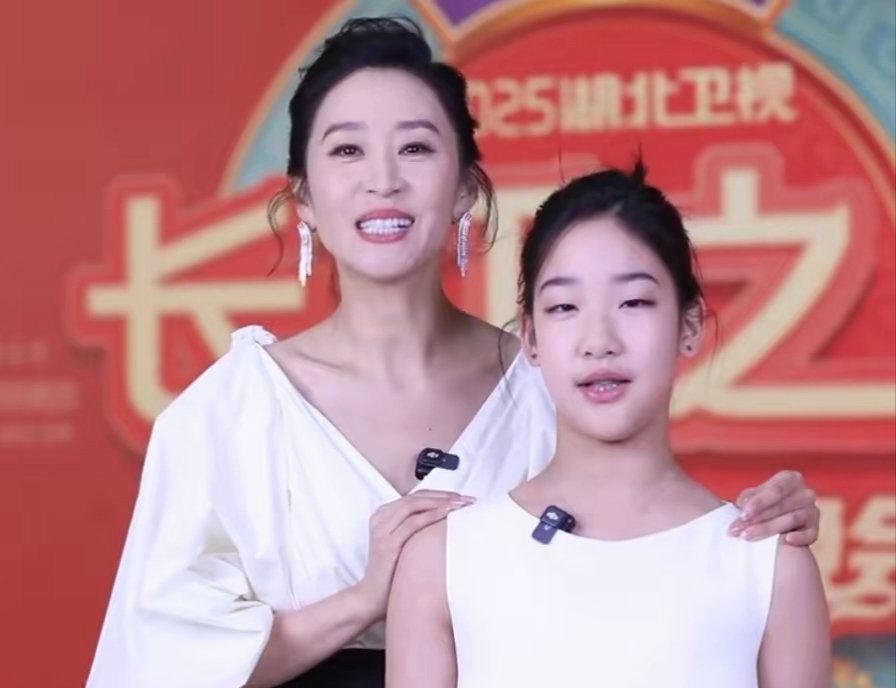 49岁苗圃带女儿走秀，12岁女儿身高超170，整牙后母女俩更像了