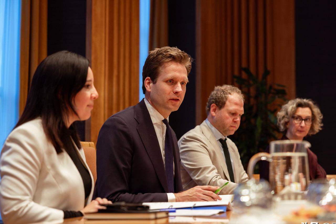 荷兰被清算当地时间周四晚间，荷兰经济大臣卡雷曼斯在议会听证会中，就其对中国安世