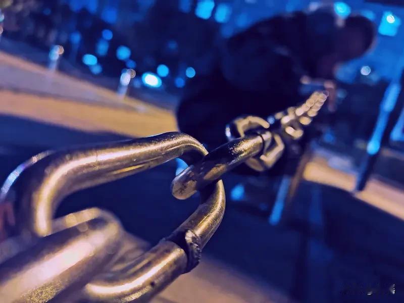 我也来晒晒我的坚持。之前我立志每天早起跑步，闹钟一响，我就像被粘在床上的“懒虫”