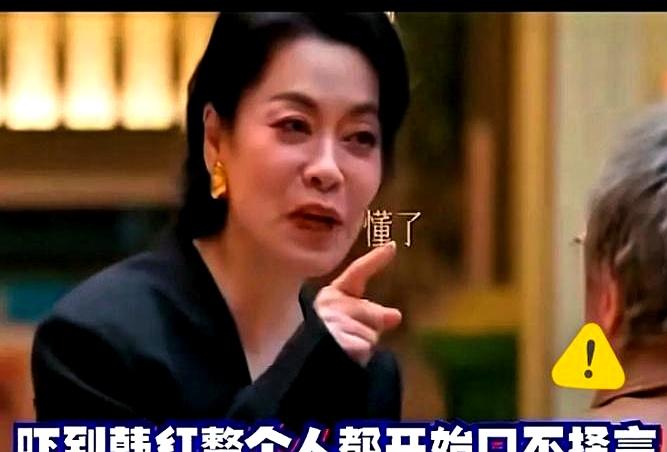 那次航班上，毛阿敏一句“看见我不打招呼？”把韩红当场按住。鼻尖对着鼻尖，韩红只