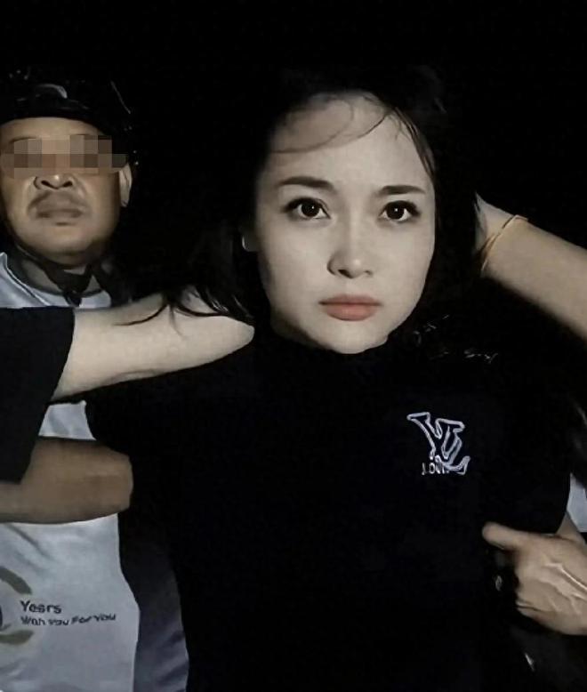 若有这样的美女对我一片痴情，死而无憾！从昨天开始，一位美女孤身劫持囚车的短视频爆