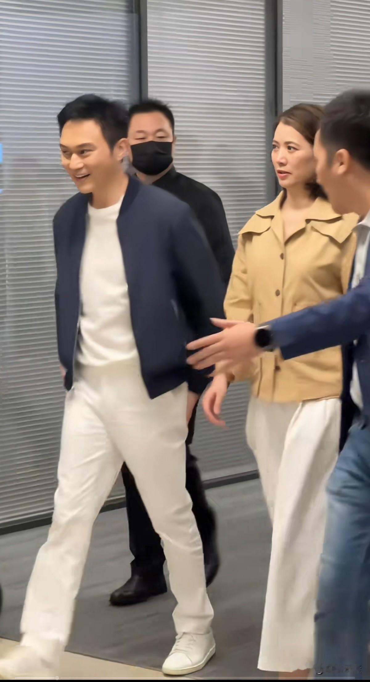 港星确实都会保养，往往看上去比实际年龄小很多，张智霖袁咏仪夫妇，颜值很高的