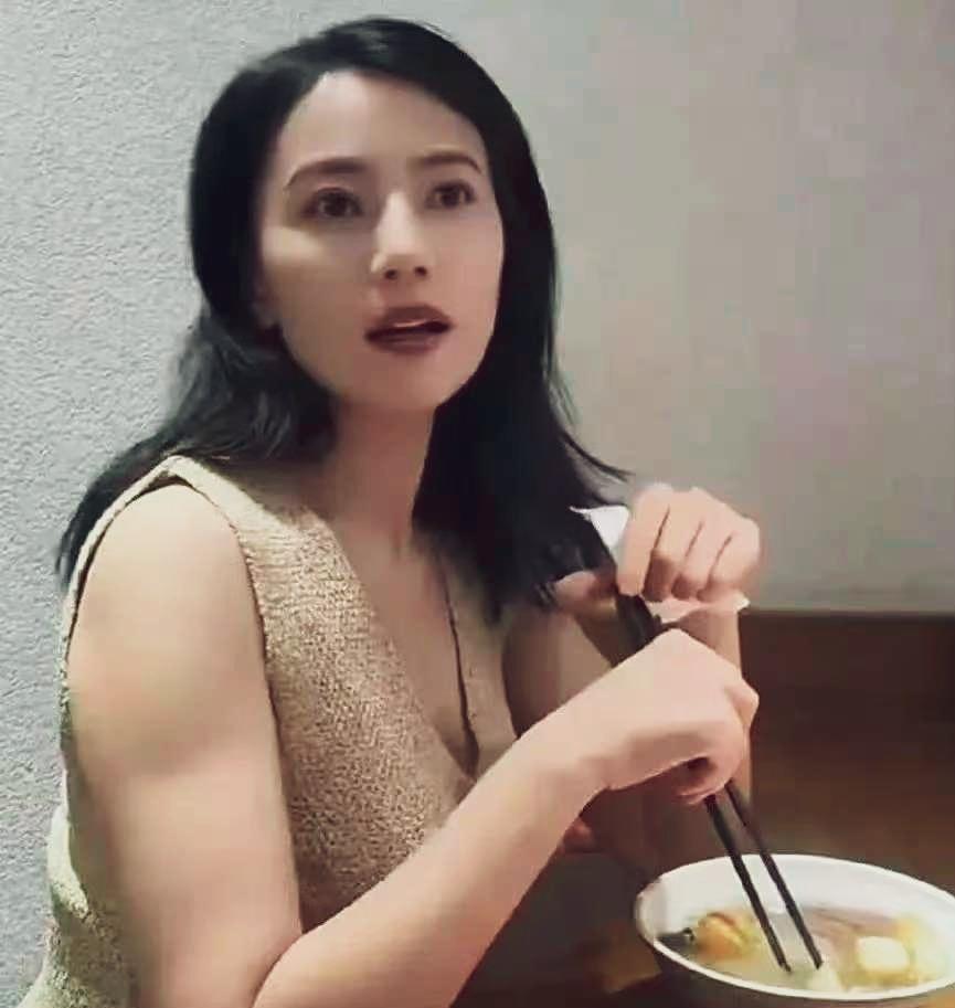 高圆圆臂膀这么浑圆！再看看她那优质的脸，有点不协调啊！#高圆圆#
