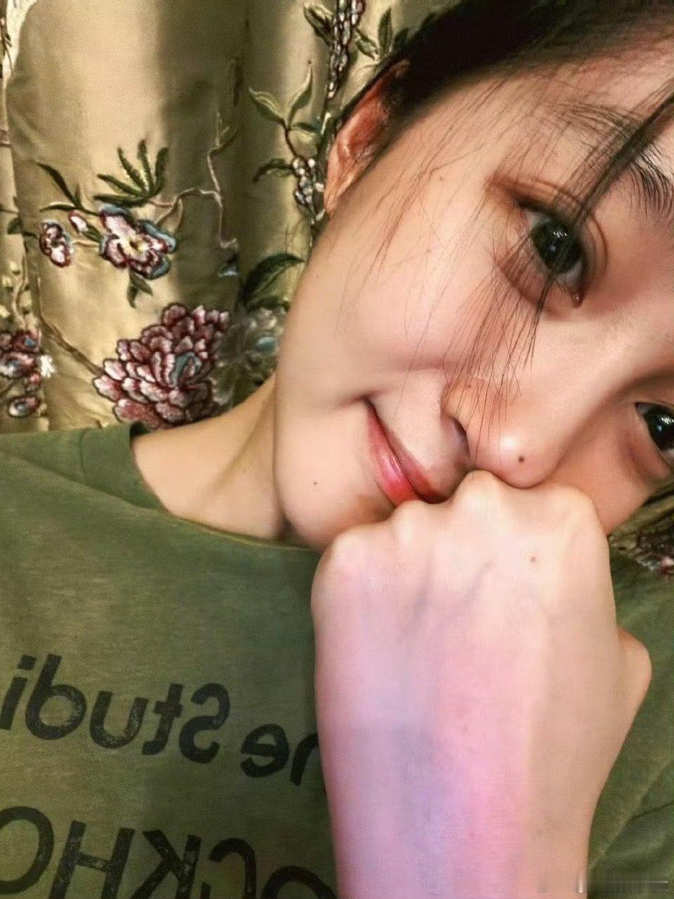 关晓彤双眼皮，美女无论怎么样都是美女关晓彤的眼睛自带灵性特别清纯永远的女大